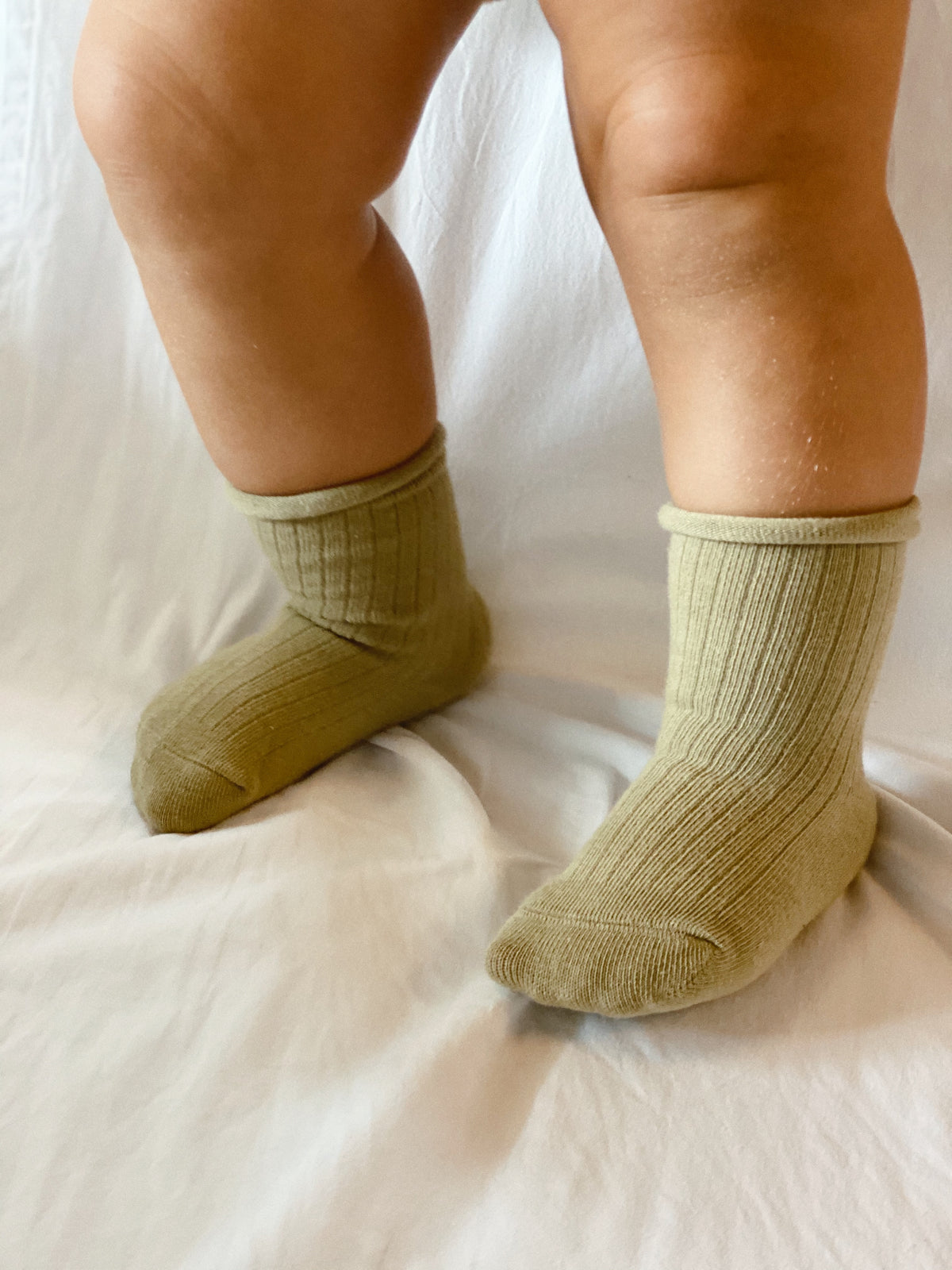 coloured ribbed socks, rolled hem.
