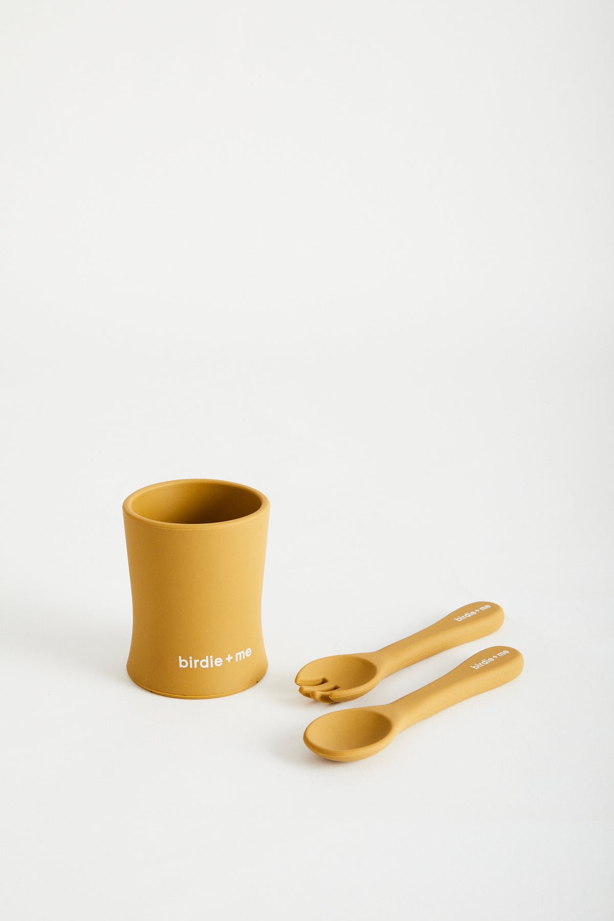 Silicone cup in Clay, birdie + me logo along bottom. Teamed with silicone cutlery in Clay.