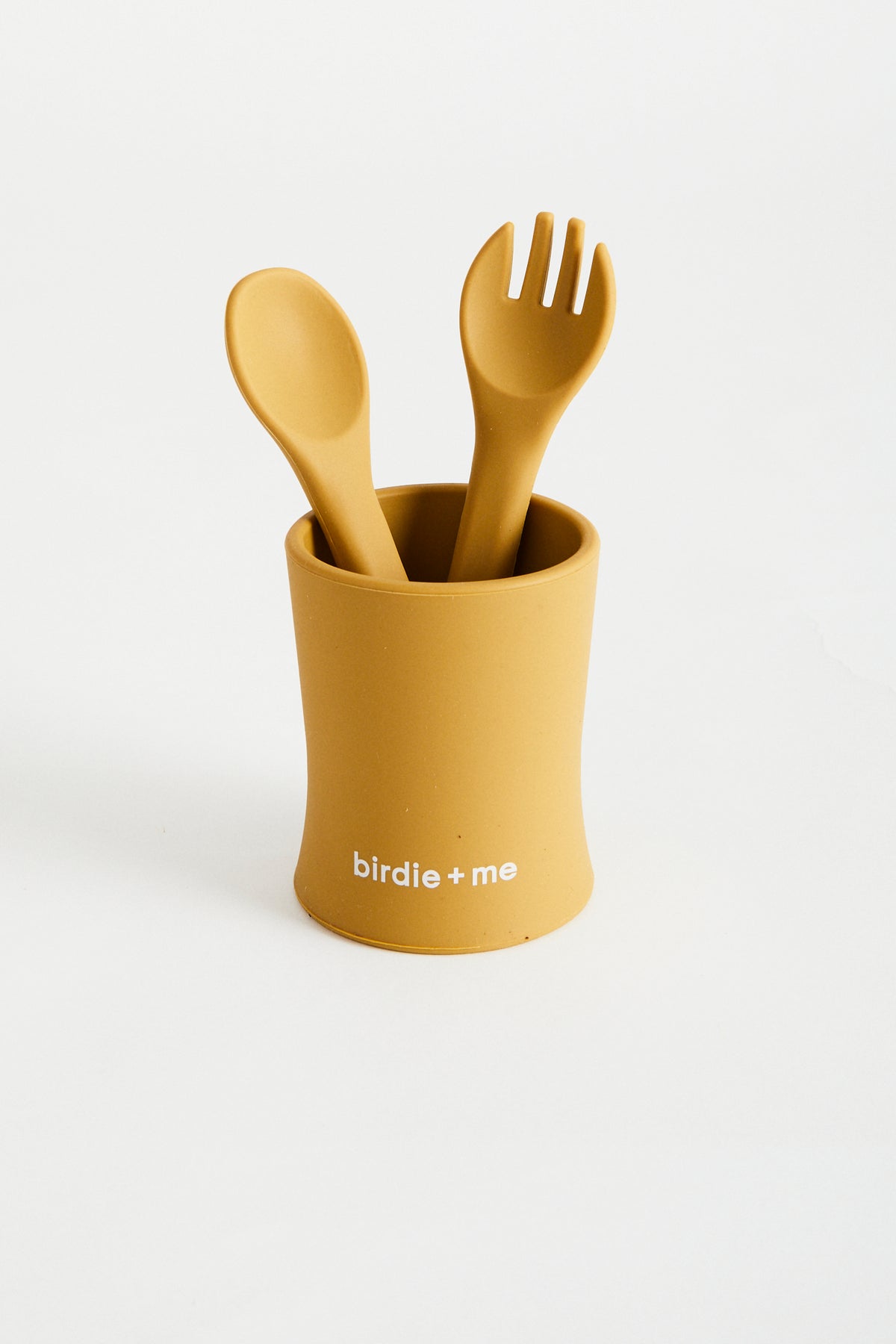 Silicone cup in Clay, birdie + me logo along bottom. Teamed with silicone cutlery in Clay.